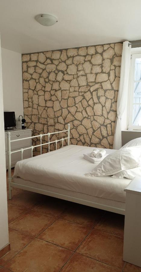 Auberge Le Lupin Blanc Revest-des-Brousses Esterno foto